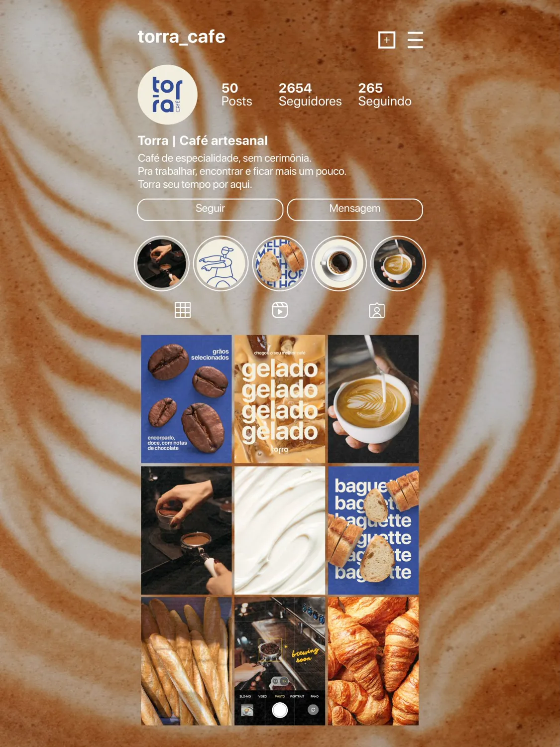 Perfil de Instagram da Torra Café com a bio, os destaques e uma grade de posts em azul, fotos de café e pães.